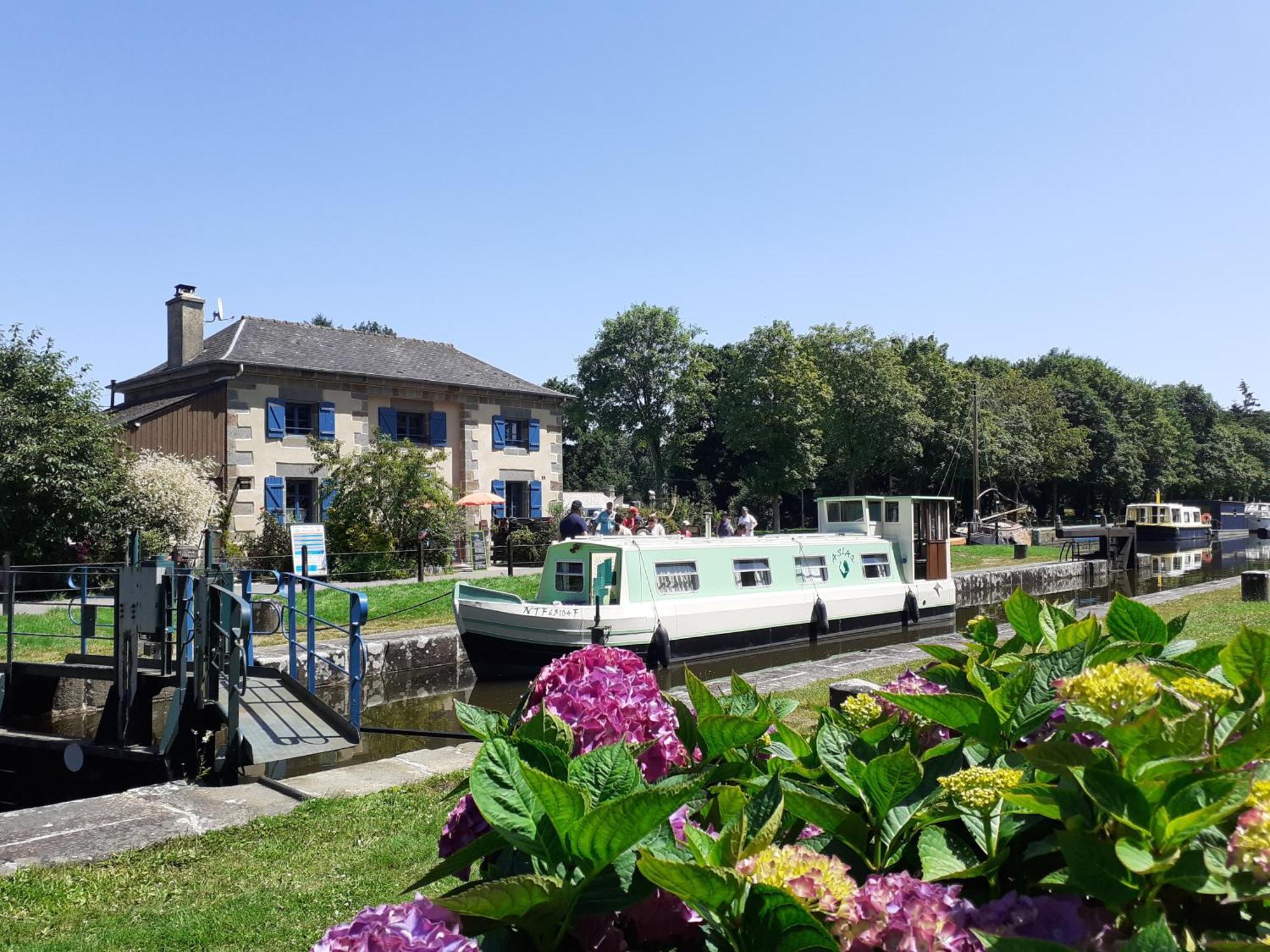 Ille Flottante, Maison Eclusiere Et Hebergements Insolites Sur Le Canal Hédé エクステリア 写真