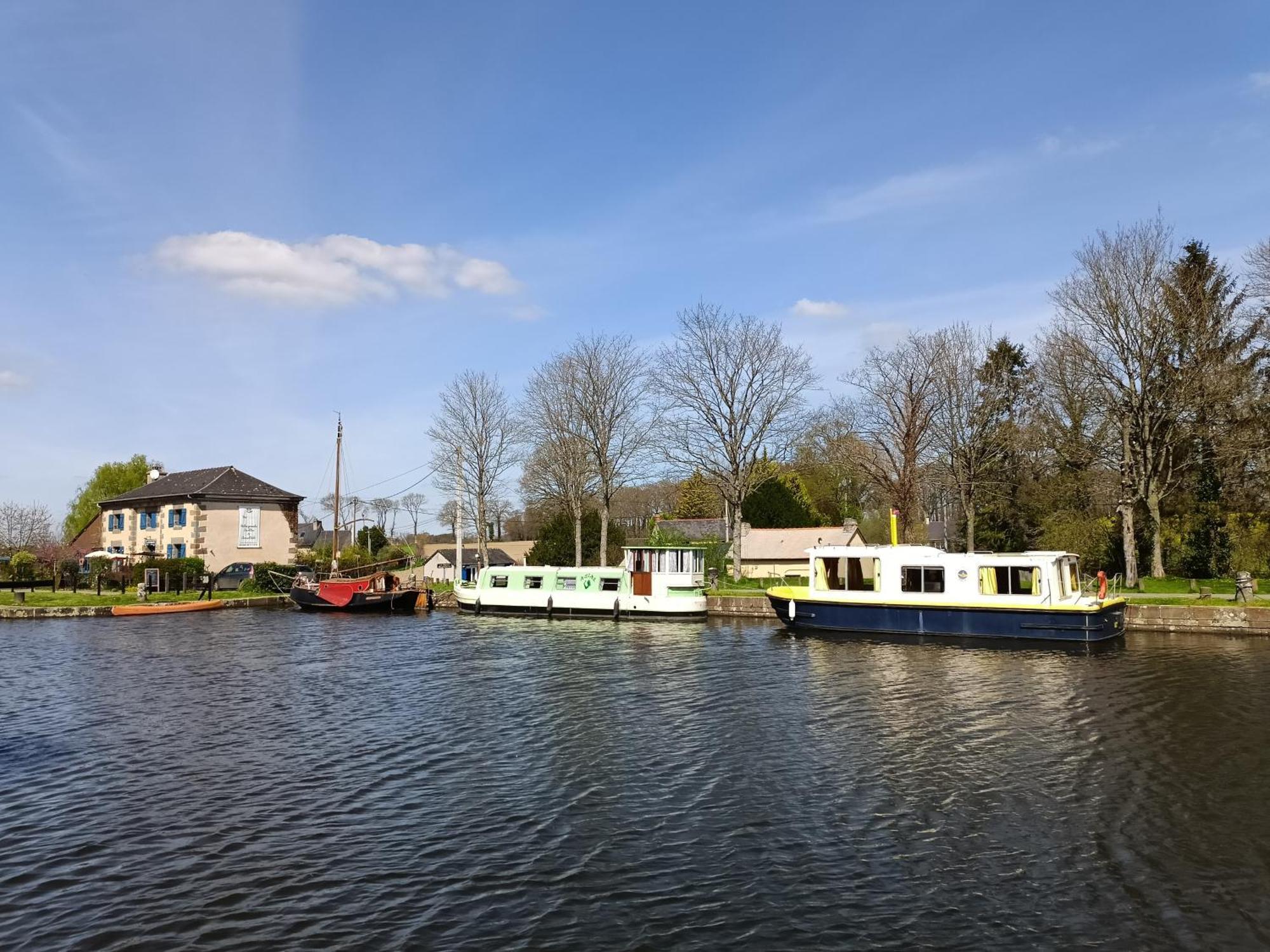 Ille Flottante, Maison Eclusiere Et Hebergements Insolites Sur Le Canal Hédé エクステリア 写真