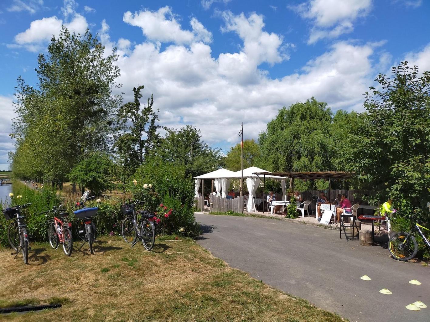 Ille Flottante, Maison Eclusiere Et Hebergements Insolites Sur Le Canal Hédé エクステリア 写真