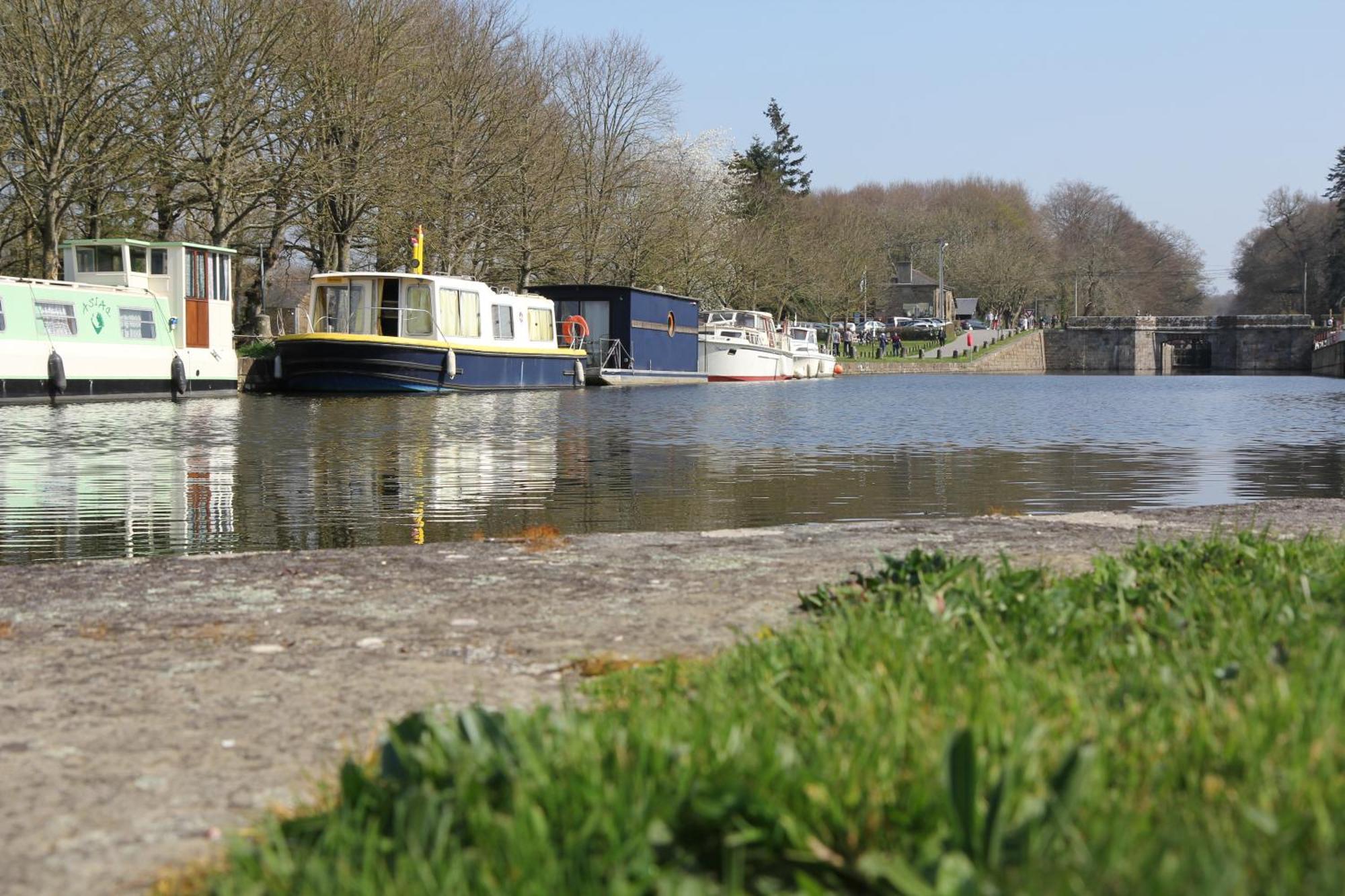 Ille Flottante, Maison Eclusiere Et Hebergements Insolites Sur Le Canal Hédé エクステリア 写真