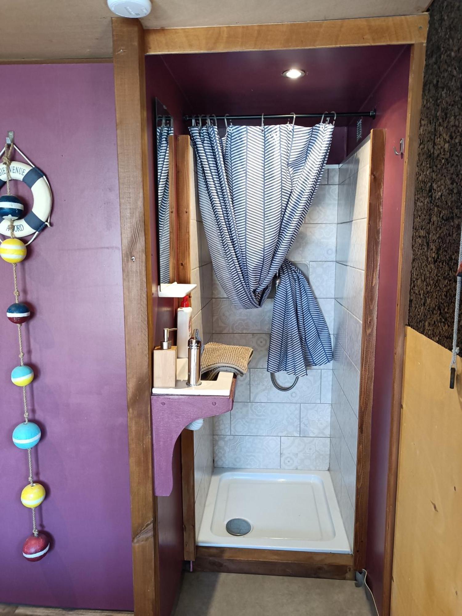 Ille Flottante, Maison Eclusiere Et Hebergements Insolites Sur Le Canal Hédé エクステリア 写真