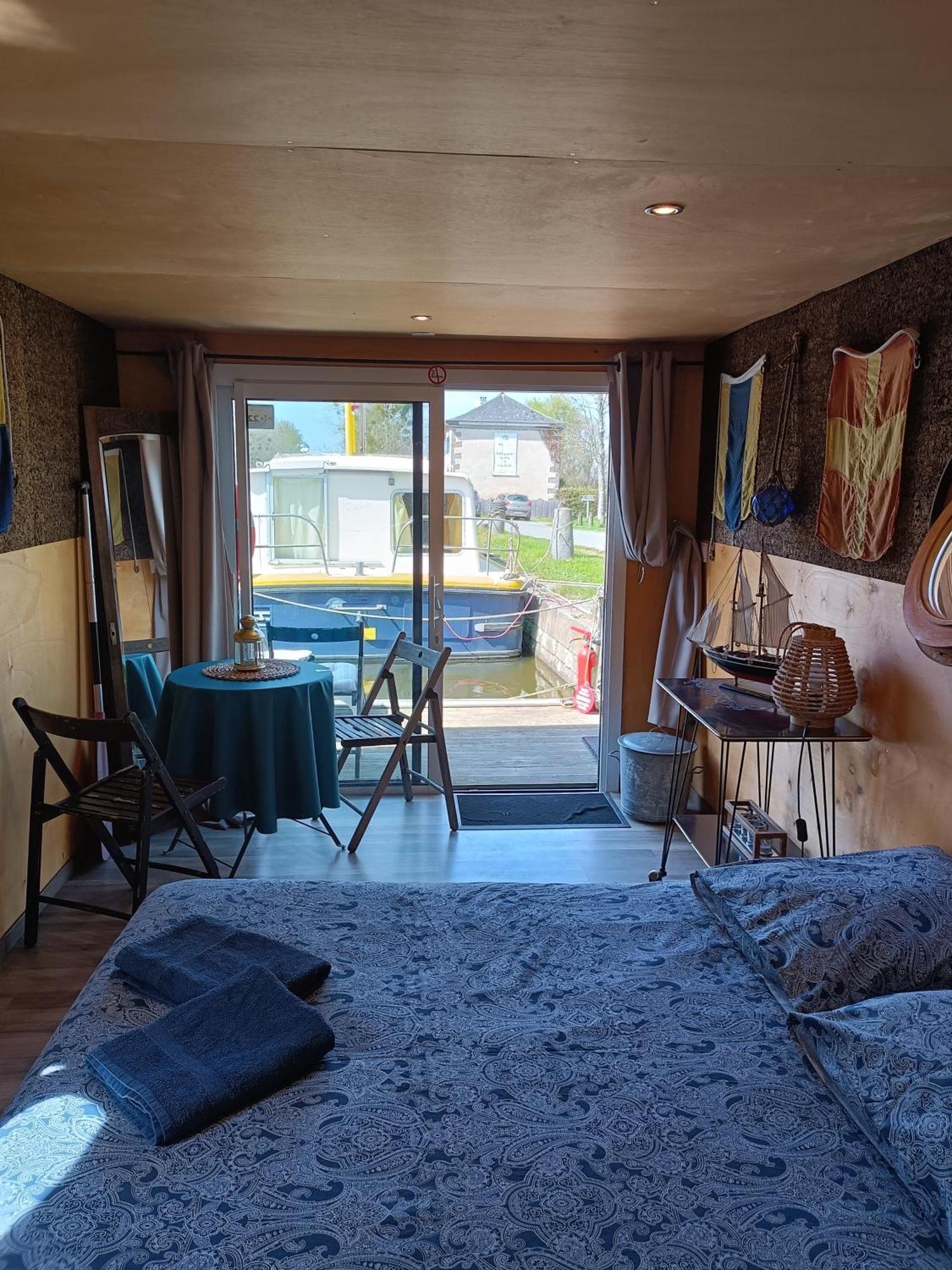 Ille Flottante, Maison Eclusiere Et Hebergements Insolites Sur Le Canal Hédé エクステリア 写真