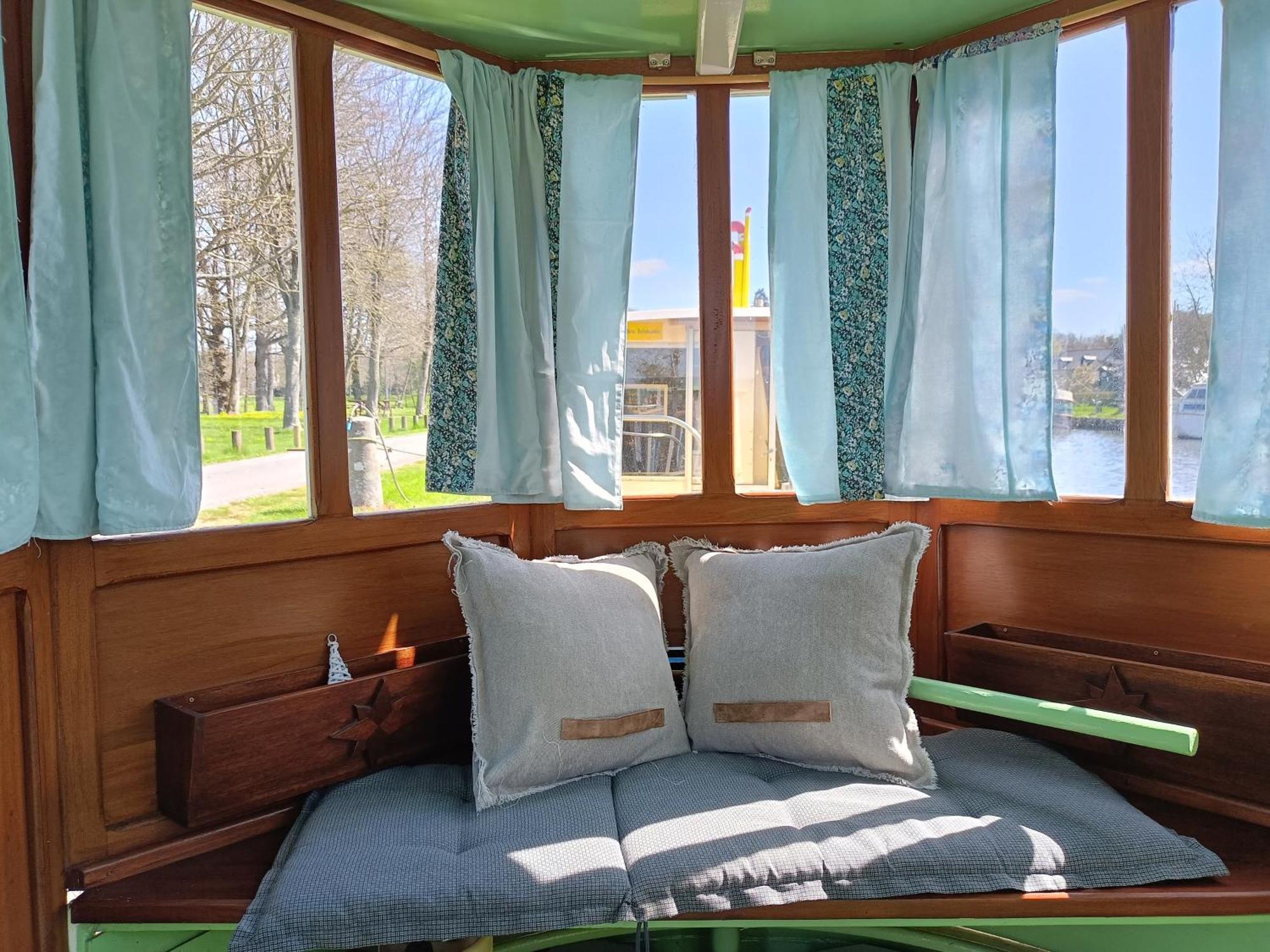 Ille Flottante, Maison Eclusiere Et Hebergements Insolites Sur Le Canal Hédé エクステリア 写真
